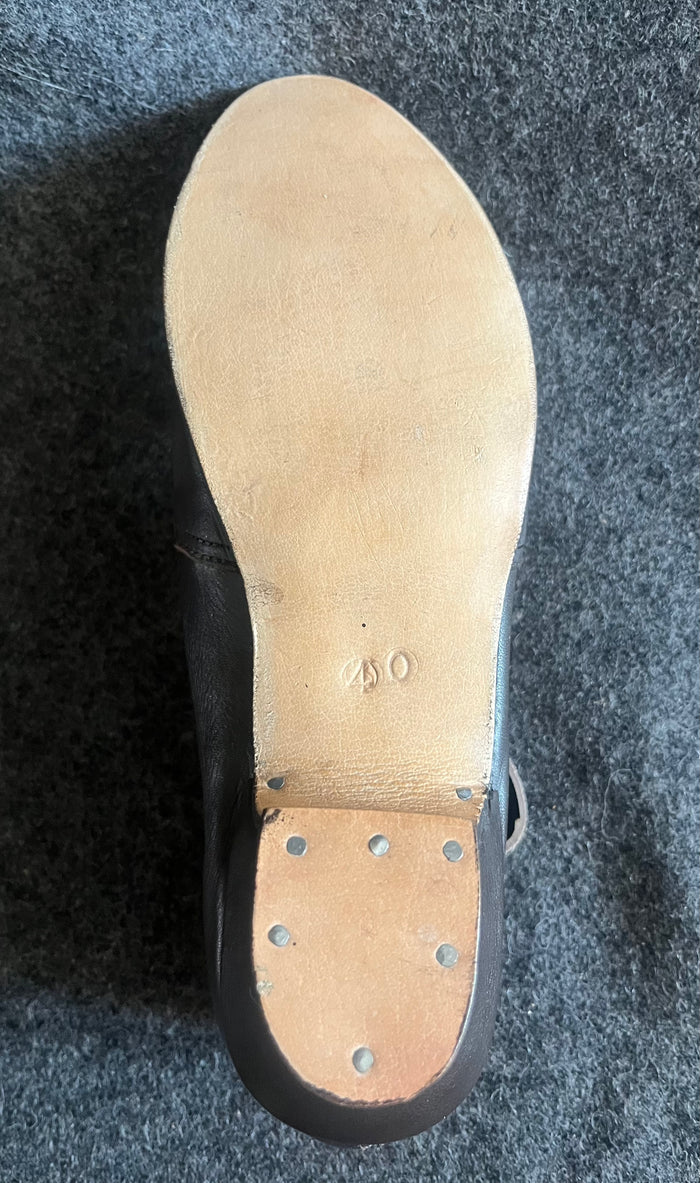 Ladies Shoe 17th century and upwards