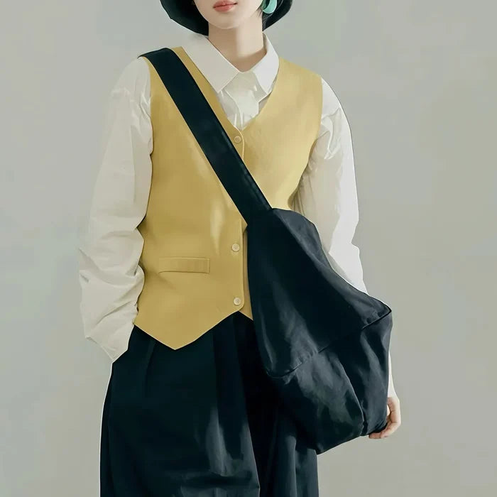 Model carrying a Chic Day Hobo Bag in black, easy for commuting and weekends.