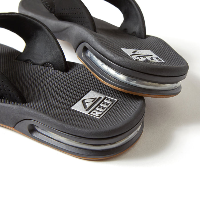 Close-up of the front of the black Fanning men's sandals facing right, featuring soft-rebound cushioning and arch support.