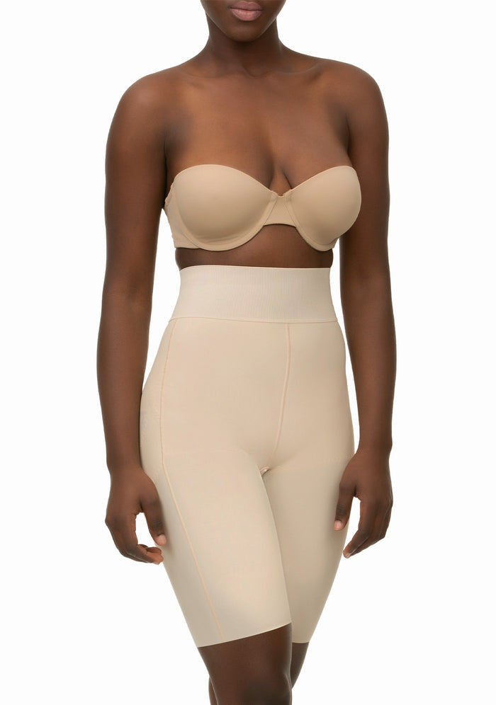 Close-up of the mid-thigh leg hem on the GR04 girdle, featuring a flat-seamed finish to ensure no skin irritation or visible lines under pants.