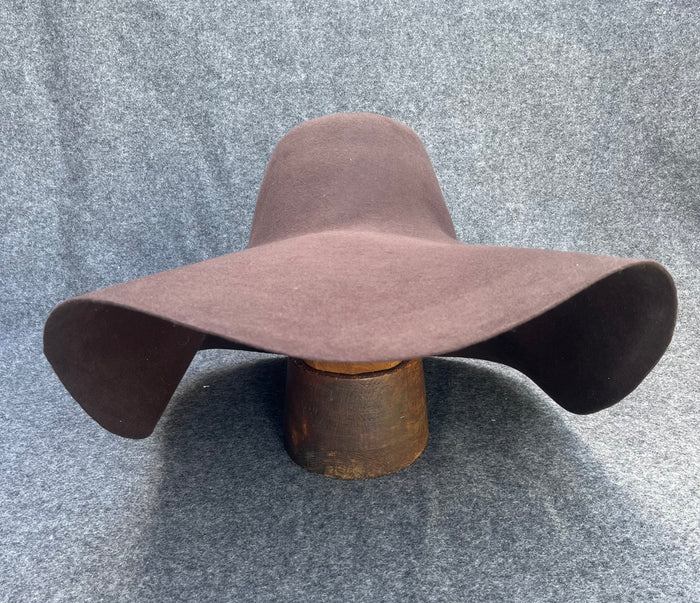 Hat caplin Brown, Hatt kaplin