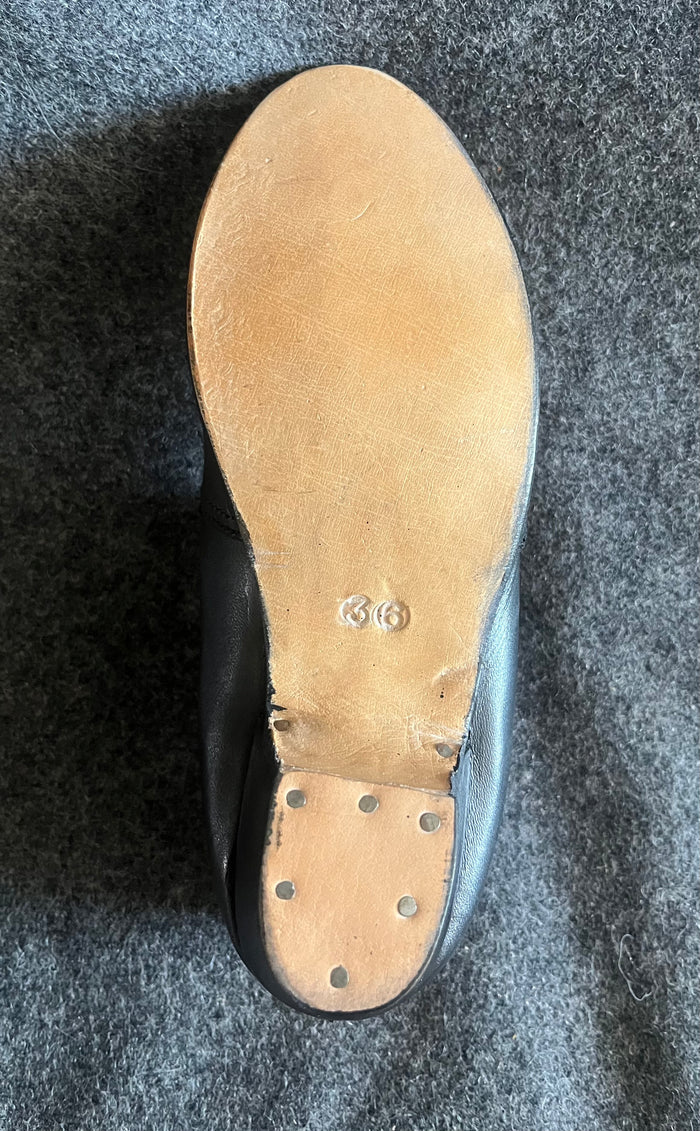 Ladies Shoe For Buckle 17th Century And Upwards