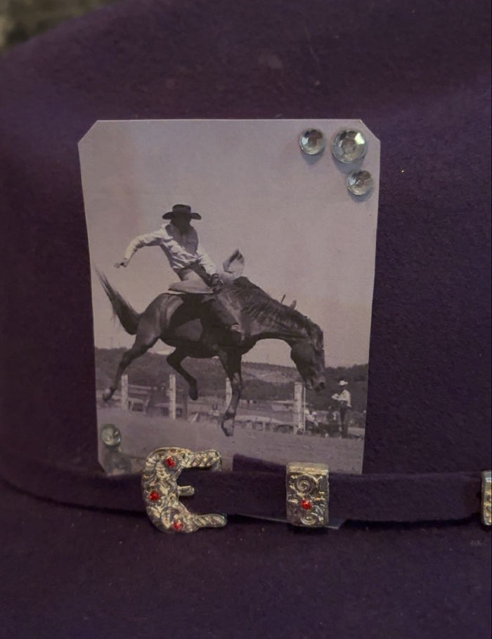 Black & White Saddle Bronc Silver Gemstone Single Hat Card