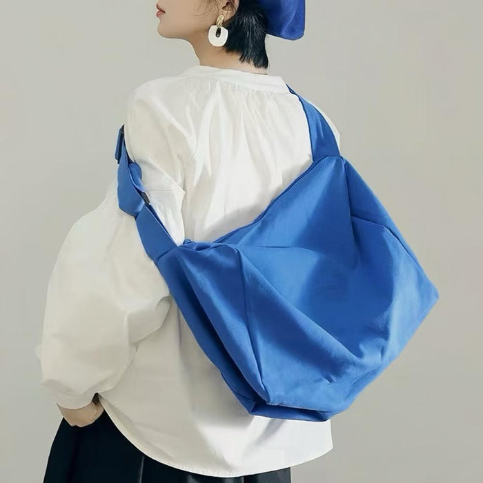 Model carrying a blue bag on the shoulder, easy for commuting and weekends.